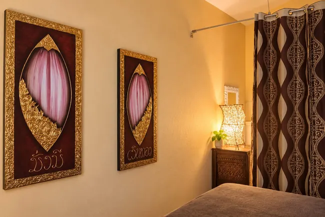 Nirwana Thai Massage Augsburg – Massageraum mit Lotus-Bildern